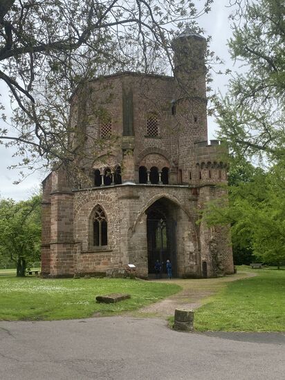 Alter Turm - Das über 1000 alte Bauwerk mit oktogonalem Grundriss wurde as Grabkapelle für den HI. Luitwinus errichtet und in den letzten Jahren aufwändig restauriert.