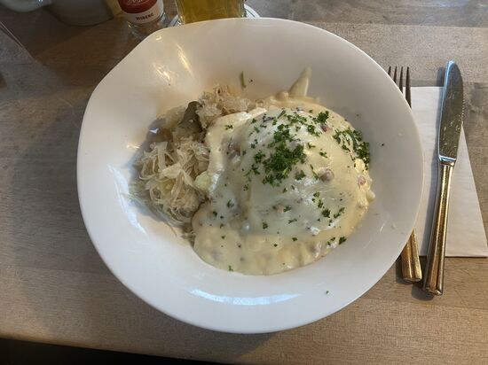 Für mich gibt es 'Mettlacher Gefillde' (Kartoffelkloß mit Hackfleisch-Leberwurst-Füllung und ein Abtei-Bräu.