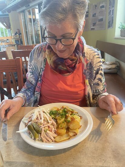 Meine Frau Ulrike hat den saarländischen Wurstsalat gewählt.