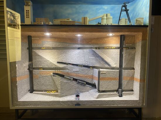 in einem Modell wird deutlich, dass hier der Abbau horizontal, unter 45° und vertikal d.h. 'über Kopf' erfolgte