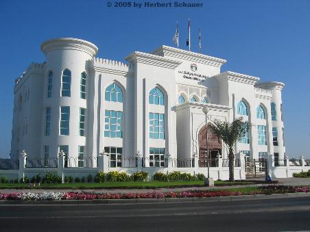 modene Architektur in Qurum