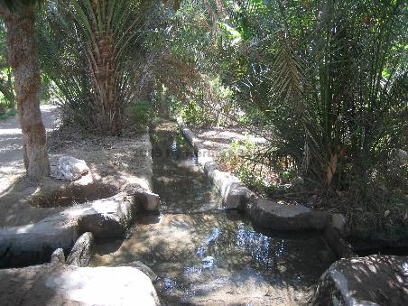 Wasserversorgung über die falaj-(Rinnen)