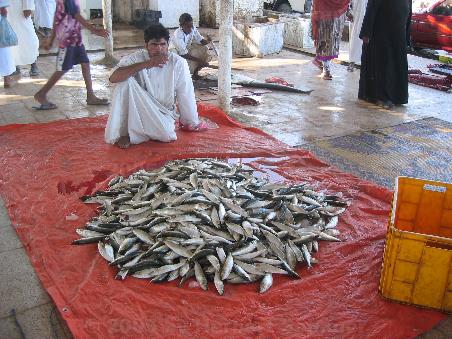 Fischhändler auf dem Fischmarkt in Barka