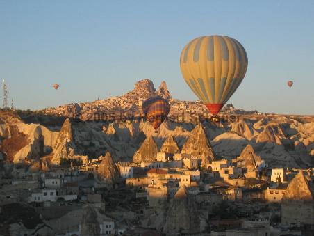 Fahrt über Göreme mit Blick auf Uchisar (hoher Felsen)