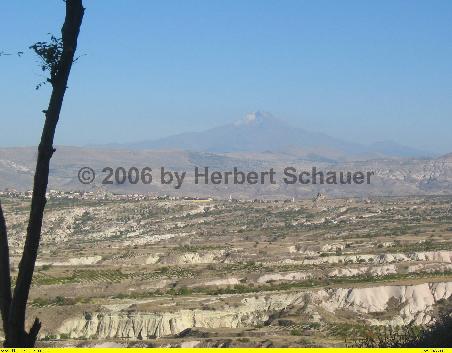 Blick nach Osten auf den großen schneebedeckten Erciyes Dagi bei Kayseri - ca. 70 km entfernt