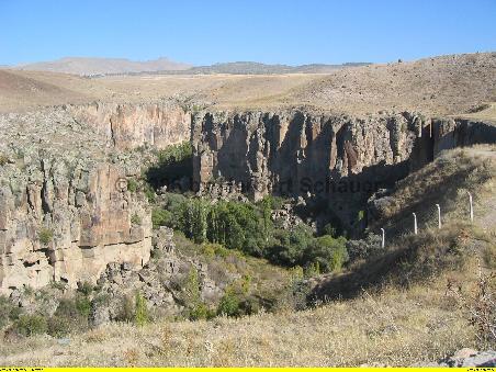 Blick in den Canyon mit Abstiegsmöglichkeit