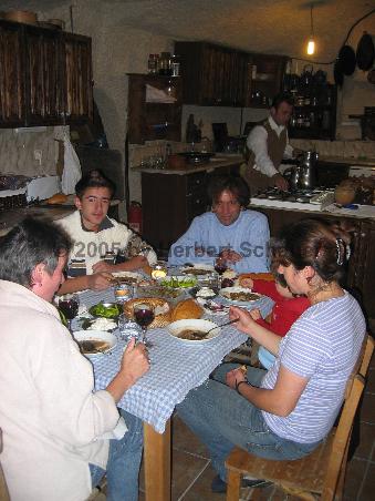 an einem ruhigen Abend werden wir zum Essen mit der Familie eingeladen