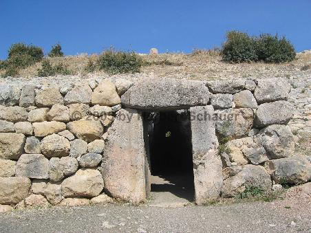 Durch diesen Wall führt ein enger Tunnel