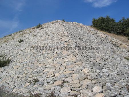 Im Süden schließt ein riesiger Wall die Stadt ab