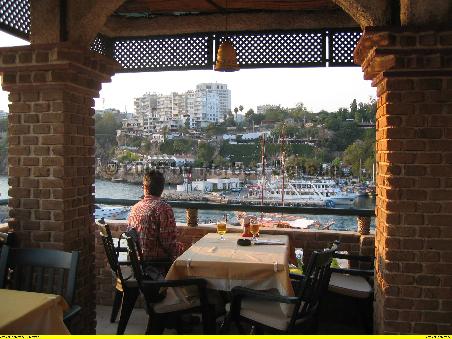 Terrase über dem Yachthafen von Antalya