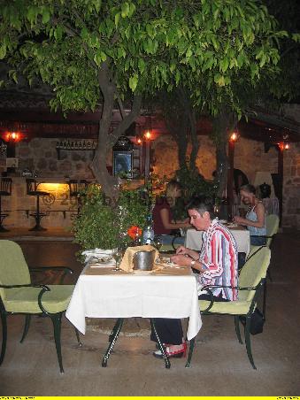 Abendessen im Garten des Dogan-House