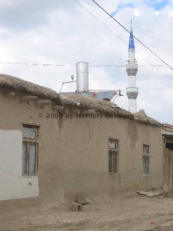 'Behausungen' auf dem Rückweg nach Konya - aber mit Solardach und neuer Moschee