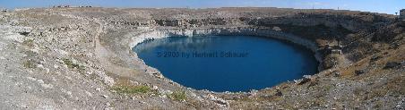 eine der mit Wasser gefüllten Dolinen neben der Karawanserei von Obruk - zahlreiche anderen in dem Kalkplateau sind trocken.