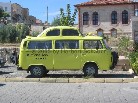 Ein VW-Bulli mit aufgesetztem Käferoberteil erregt Aufmerksamkeit.