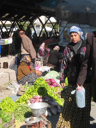 Verlockend frisches Obst und Gemüse auf dem Markt von Avanos