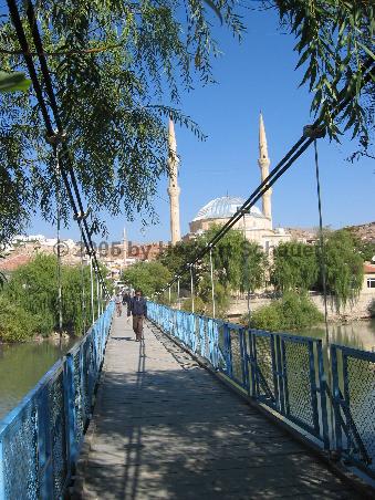 schwankende Fußgänger-Hängebrücke über den Fluß Kizilirmak