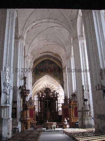 Der Holzaltar im Mittelschiff stammt aus dem Jahre 1614