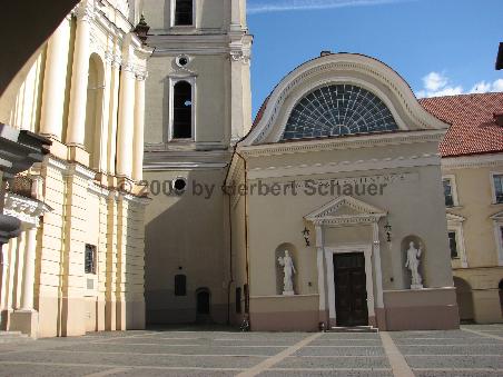 Aula der Universität am Hof (1) - links daneben der separat stehende Glockenturm, weiter links Fassade der Johanniterkirche