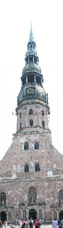 Fassade der Petrikirche vom Rathausplatz gesehen