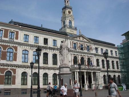neues Rathaus mit Roland-Standbild