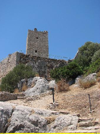 Castello della Fava aus dem 12.Jh. - nur die Ruine des Bergfrieds und ein quadratischer Turm sind erhalten