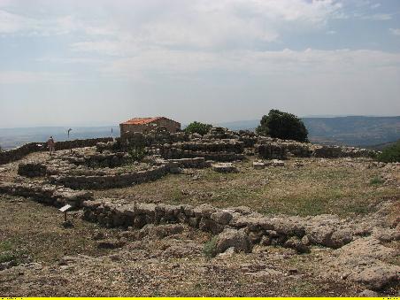 Das kleine, fast an den Rand des Basaltplateaus gebaute Kirchlein deutet darauf hin, dass auch in späteren Zeiten die religiöse Bedeutung dieses Ortes beibehalten wurde.