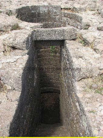der Treppenabgang zum Brunnenheiligtum ist wieder mit bewunderswert exakt behauenen Steinblöcken gebaut