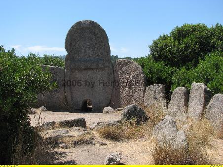 Tomba di Gigantes Sa Ena e Tomes - Portalstele aus einer einzigen, 3,65 m hohen und 2,10 m breiten Granitplatte