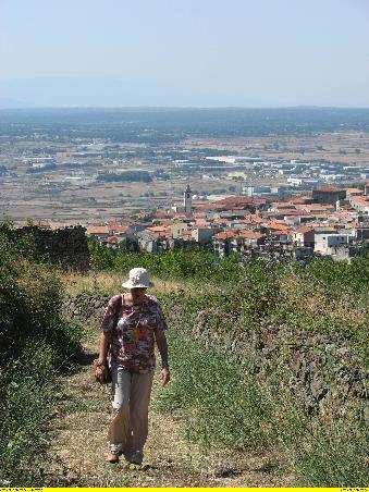den Berg hoch zur Nuraghe Santa Barbara