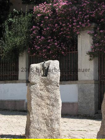 Bronzeskulptur im Felsbrocken