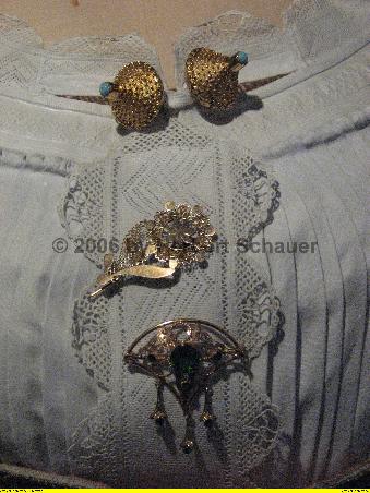sardischer Goldschmuck an Trachtenbluse
