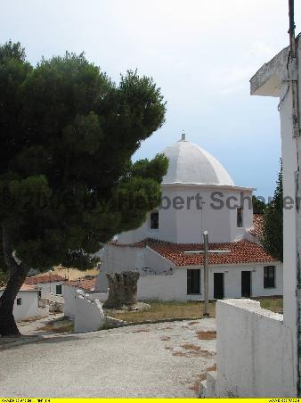 Rund um die Kirche stehen in einer weiten Einfriedung Pilgerhütten (»cumbessias«)