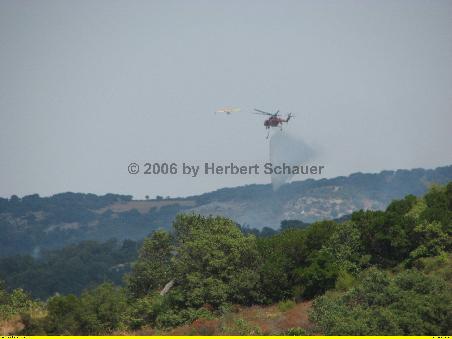 Löschhubschrauber und Löschflugzeuge im Pendelverkehr