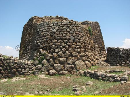 konkave Aussenmauern der Nuraghe Losa