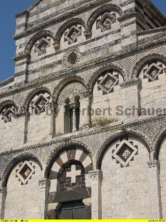 stark ornamental geschmückte Fassade
