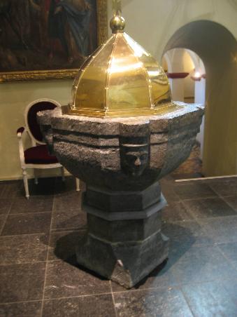 Aus der alten Pfarrkirche stammt das noch erhaltene achtseitige Taufbecken aus Blaustein mit vier Eckköpfen, unter denen die Säulchen fehlen. (wohl schon aus dem 13. Jh.)