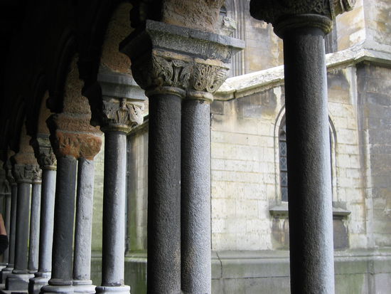 abwechselnd Doppelsäulen und Einzelsäulen