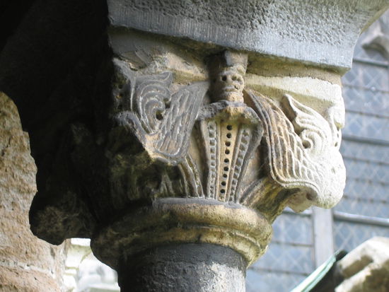 Blättermotive, Tierköpfe als Motive der Kapitelle