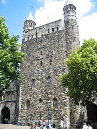 Westbau - karolingische Architektur im Kern