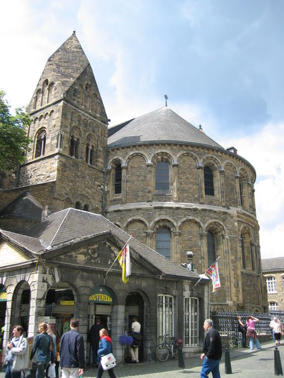 Ostapsis mit zwei Flankentürmen