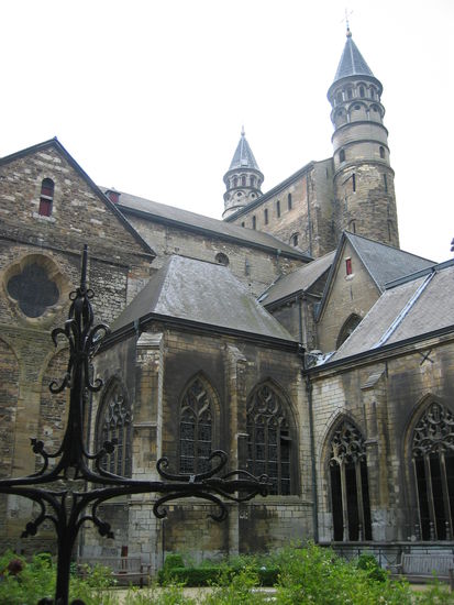 Blick vom Kreuzgang auf die Westbautürme