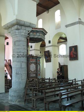 einzige Rundsäule (in der Spätgotik wurde ein Viereckpfeiler ersetzt) und Kanzel von 1663
