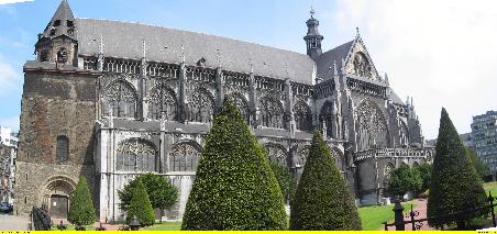 Südansicht der gesamten Kirche - links der massive romanische Westbau
