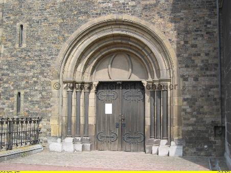 Portal auf der Südseite des Westbaus