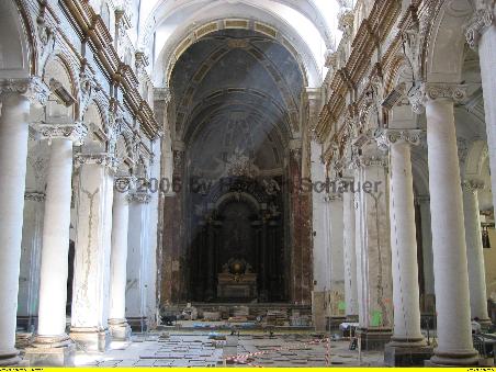 Im Langhaus erinnert zwar die basilikale Raumform an den romanischen Bau, aber Gewölbe und Stuckgliederung verändern dessen Charakter völlig. Fraglich ist, ob der im 18. Jh. auffällige Stützenwechsel auf die ursprüngliche Anordnung zurückgeht.
Die Abfolge (Säule, Pfeiler, zwei Säulen, Pfeiler, Säule - also ein Drillingsbogen zwischen zwei Bogenpaaren) ist aber auch in der romanischen Baukunst einzigartig