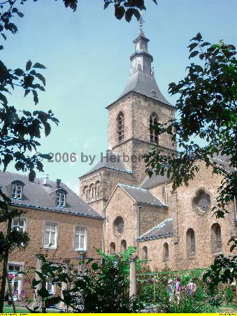mächtiger Westbau mit Mittelturm