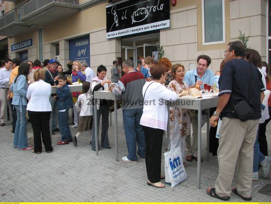 Essensstände gegenüber den Cava'Buden'