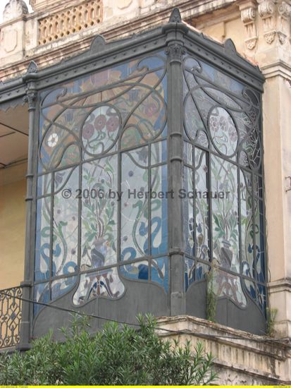 Gußeiserner Glaserker an diesem Gebäude mit wunderschöner Jugendstilverglasung