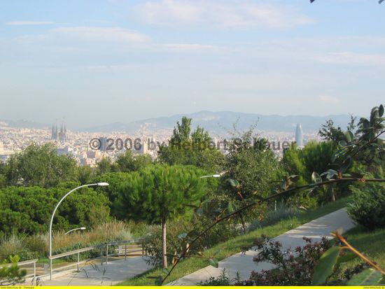 Blick von halber Höhe auf die Stadt mit Sagrada Familia (links) und dem neuen Büroturm Tore d'Aghba