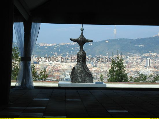 Figur auf dem Balkon mit Überblick über Barcelona